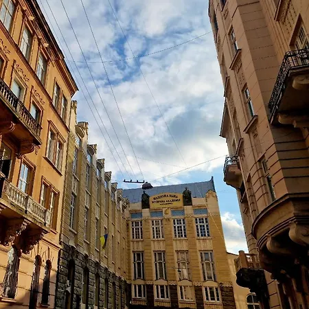 Leoclassic With Balcony In Center Apartment