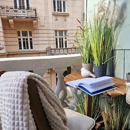 Leoclassic With Balcony In Center Apartment