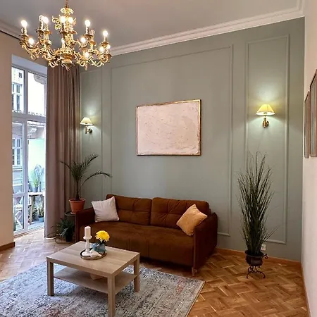 Leoclassic With Balcony In Center *