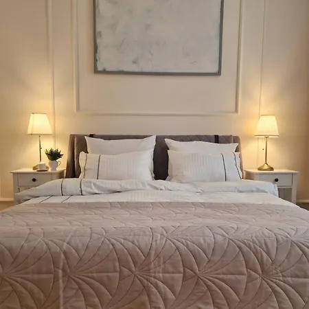 Leoclassic With Balcony In Center *