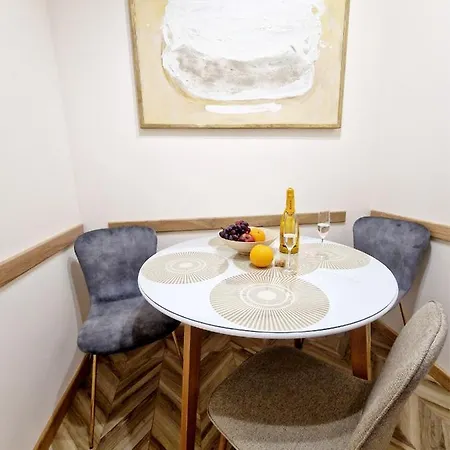 Leoclassic With Balcony In Center Apartment