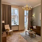 Lägenhet Leoclassic With Balcony In Center *