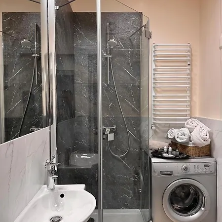 Apartment Leoclassic With Balcony In Center