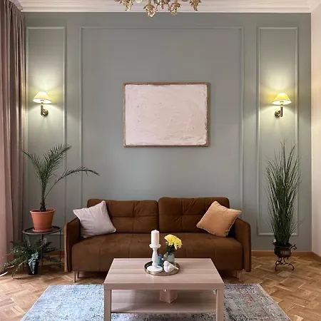 Lägenhet Leoclassic With Balcony In Center