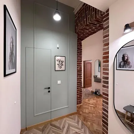 Leoclassic With Balcony In Center Apartment