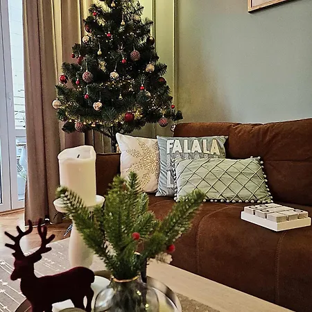 Leoclassic With Balcony In Center Apartment