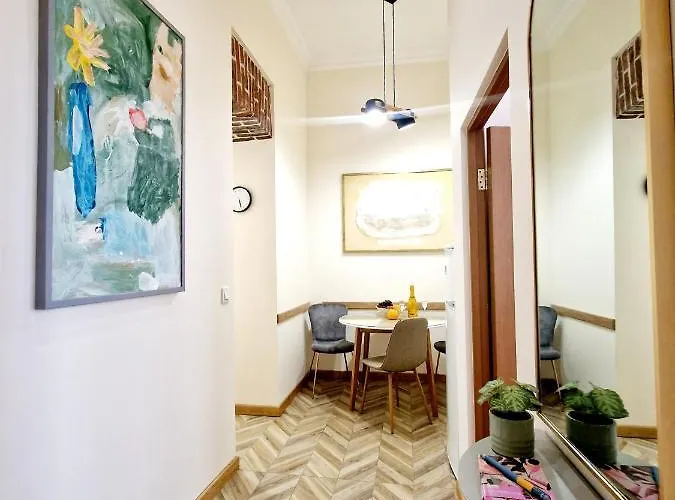 Leoclassic With Balcony In Center