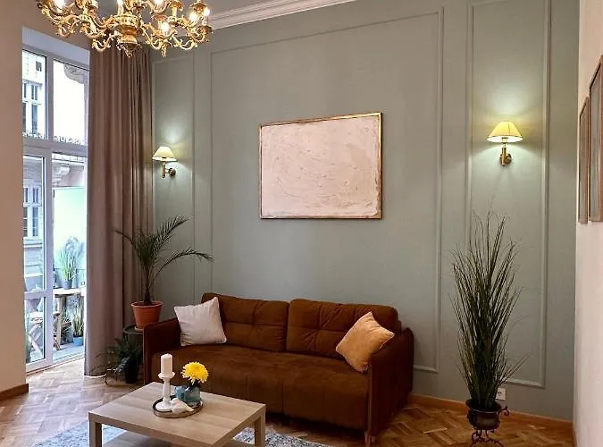 Leoclassic With Balcony In Center *