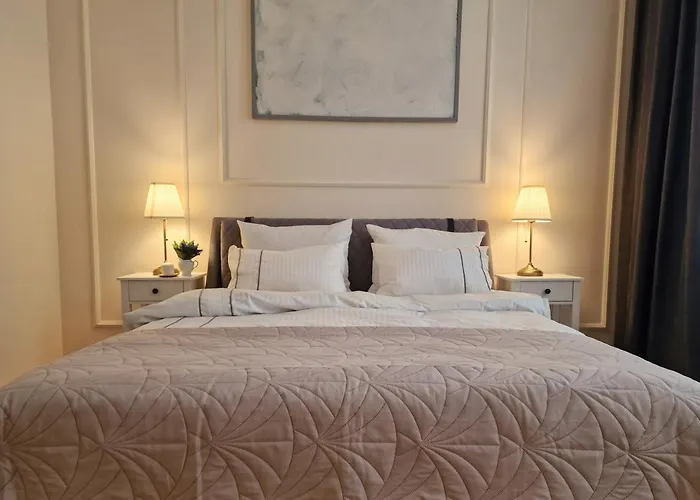 Leoclassic With Balcony In Center *