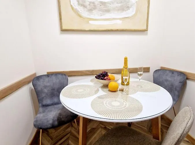 Leoclassic With Balcony In Center Апартаменты