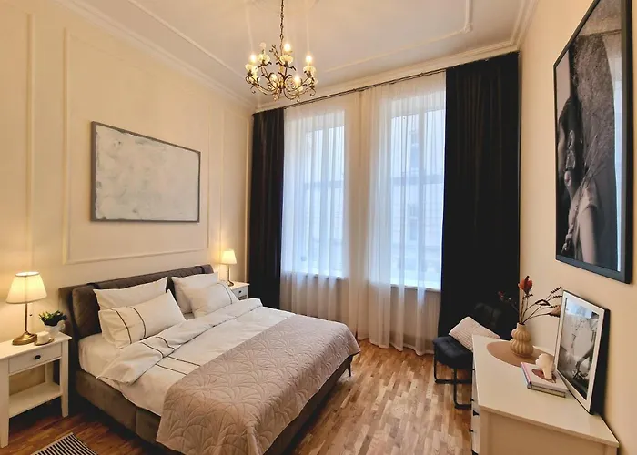 Leoclassic With Balcony In Center