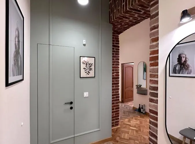 Leoclassic With Balcony In Center Апартаменты