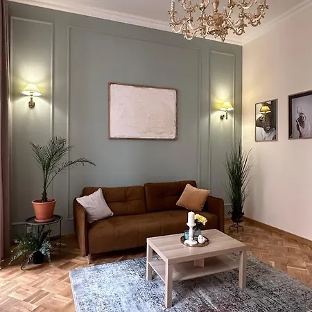 Leoclassic With Balcony In Center إلفيف